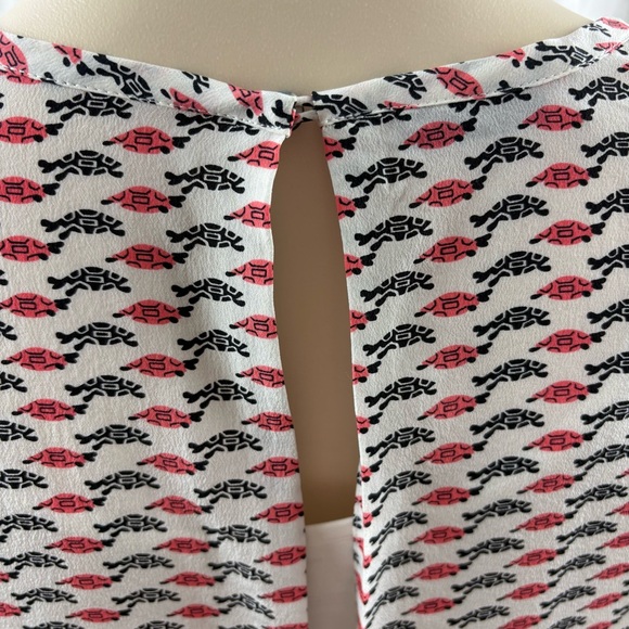 Equipment 100% Silk Sleeveless Blouse with Ladybug and Turtle Print L - Picture 8 of 10